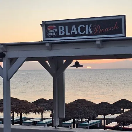 Pleasure Black Santorini מלון