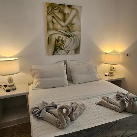 Pleasure Black Santorini מלון 3*