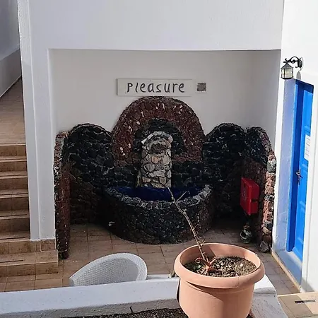 Pleasure Black Santorini פריסה